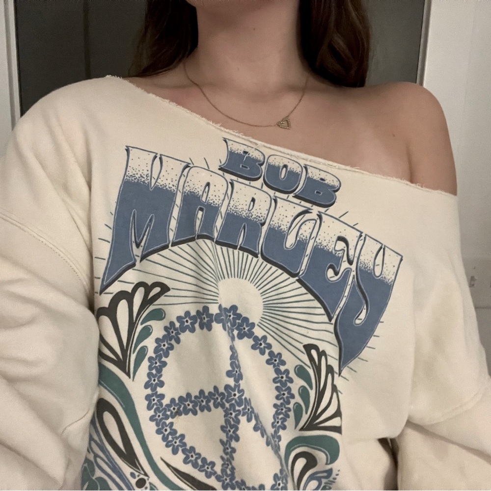 American eagle Blue and cream bob marley off the shoulder sweatshirt 
Size S-M
